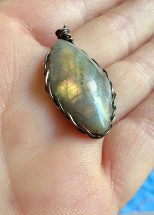 Wire Labadorite Pedant
