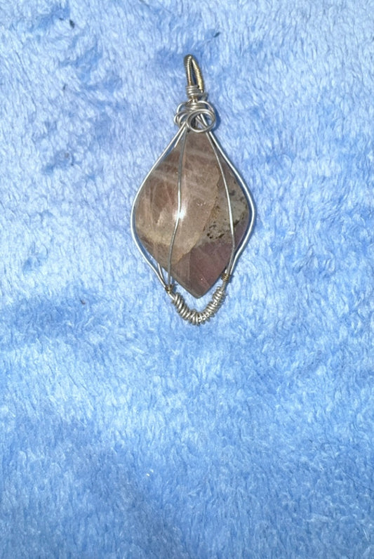 Wire Labadorite Pendant